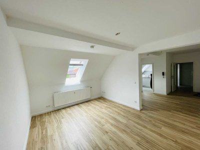 Sehr schöne Dachgeschosswohnung mit 2 Zimmern, Einbauküche und Stellplatz