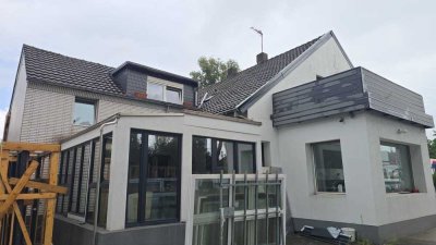 Attraktives Mehrfamilienhaus in Duisburg-Walsum - mit Büroflächen, Garagen, Terrasse und Lagerfläche
