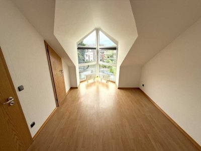 Helle und renovierte 2-Zimmer-DG-Wohnung mit Balkon und EBK in Kempen-Kamperlings