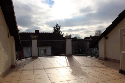 von PRIVAT: Hochwertige 4-Zimmer-Wohnung auf ganzer (oberster) Etage eines 5-Fam.-Hauses in TOP Lage