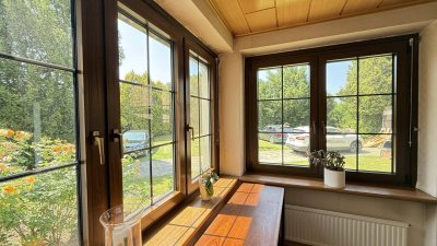 Großes Einfamilienhaus mit Veranda und Wirtschaftsanbau mit uneinsichtigen Garten + Ausbaupotential!