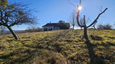 ***Scheibengrund mit charmanten sanierungsbedürftigen Haus*** Rundumblick von der Riegersburg bis zur Koralm*** Traumhafte Alleinlage ***
