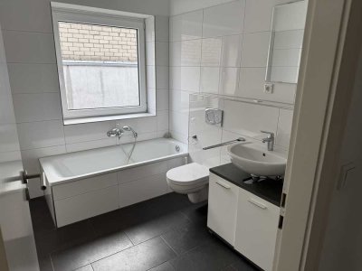 Helle, großzügige Zwei Zimmerwohnung 1. OG