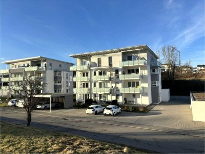 Modern und barrierearm:  Neuwertige 2,5-Zimmer EG Wohnung mit Süd-Terrasse, EBK und Carport
