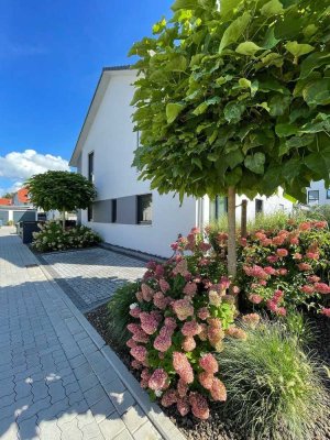 Einfamilienhaus von 2021 – DGNB-Gold, Einliegerwohnung, hochwertige Ausstattung, Garage, Garten