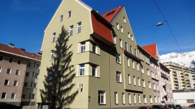 Exklusive 3-Zimmer Dachgeschosswohnung nahe dem Zentrum-WG tauglich! Vst. - Abzug möglich!