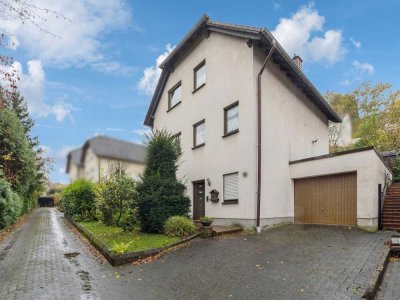 Einfamilienhaus mit Einliegerwohnung und Baugrundstück in Siegen