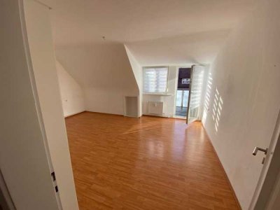 Attraktive 4-Zimmer-Wohnung mit EBK und Süd-Balkon Stuttgart Untertürkheim/Luginsland