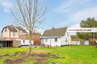 IMMOBERLIN.DE - Für Pferdeliebhaber! Haus mit Nebengebäuden & Potential auf großem Grundstück