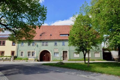 Denkmalgeschützter Vierseitenhof im Herzen Gräfentonnas