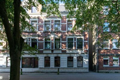 NEUMÜNSTER: Vermietete 2-Zi.-Dachgeschosswohnung mit Entwicklungsmöglichkeiten