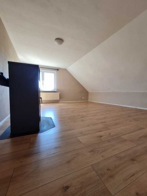 Freundliche und sanierte 3,5-Zimmer-Dachgeschosswohnung in Stadtroda, mit EBK und Garten