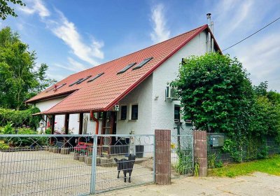 Einfamilienhaus mit Einliegerwohnung und Gewerbehalle in Velgast