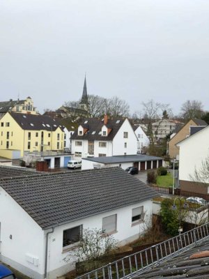 Mainz-Finthen: Großzügige Dachgeschoss-Wohnung in ruhiger Lage