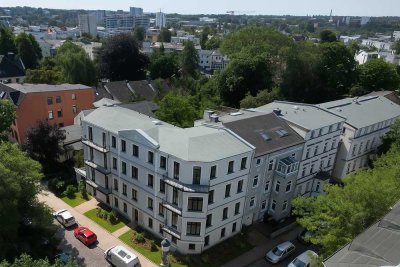 Exklusive DG-Wohnung nach Kernsanierung als Erstbezug!