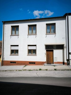 60er-Jahre Einfamilienhaus in ruhiger, zentraler Lage am Oberberg, 7000 Eisenstadt: 6 Zimmer, Terrasse, Garage, Garten - 2 Eingänge (KEINE MAKLER!) (Provisionsfrei)