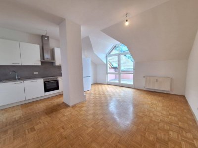 360 Tour / Sanierte, hofseitige, moderne 1-Zimmer-Dachgeschoss-Neubauwohnung mit Balkon