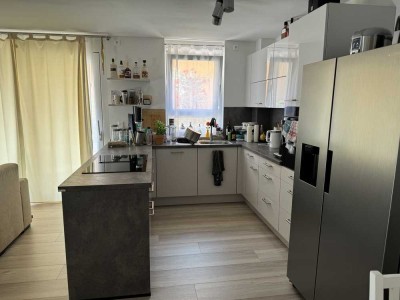 Geschmackvolle 3-Zimmer-Erdgeschosswohnung mit geh. Innenausstattung mit Balkon und EBK in Hemhofen