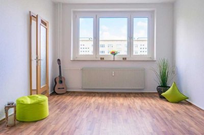 2-Raum-Wohnung mit Balkon und Einkaufsmöglichkeiten im Umfeld