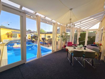 + PARADIES FÜR FAMILIEN MIT LUFTWÄRMEPUMPENHEIZUNG + WINTERGARTEN + BEHEIZTER POOL MIT ÜBERDACHUNG + PARTYRAUM + SAUNA + GARAGE + CARPORT + GRILL + NÄHE S-BAHN +