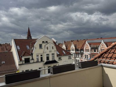 Lichtdurchflutete Dachgeschosswohnung mit atemberaubender Dachterrasse und Sauna in Top-Lage!