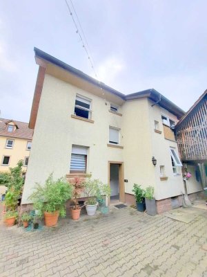 Modernisiertes Zweifamilienhaus mit großer Scheune/Werkstatt