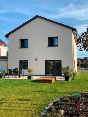 Schlüsselfertige Stadtvilla, 4 Zimmer, rd. 110 m², inkl. Carport, Zisterne und Außenanlagen
