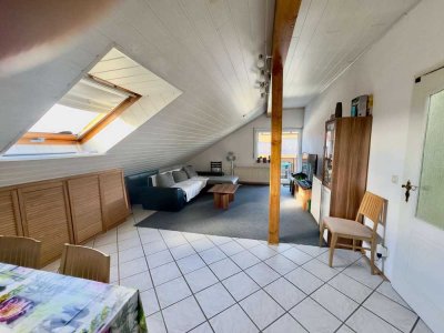 Charmante Dachgeschosswohnung inkl. Balkon & Blick in die Natur in attraktiver Ortsrandlage!