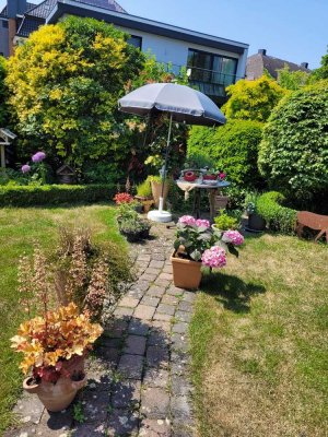 Schöne und vollst. renovierte 3-Zimmer-Erdgeschosswohnung mit geh. Ausstattung, Terrasse und Garten