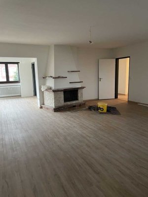 Großzügige, renovierte 3-Zimmerwohnung, mit Wintergarten, offenem Kamin und Kachelofen
