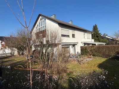 Charmante Doppelhaushälfte mit Atelier und schönem Garten in begehrter Toplage