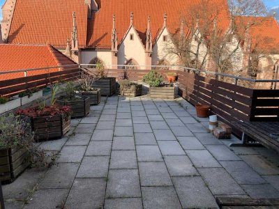 Erstbezug nach Renovierung: 4-Zimmer Altbauwohnung mit großer Dachterrasse in Göttinger Innenstadt