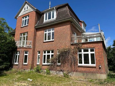 Große renovierungsbedürftige Altbauwohnung mit Wintergarten und zwei PKW-Stellplätzen