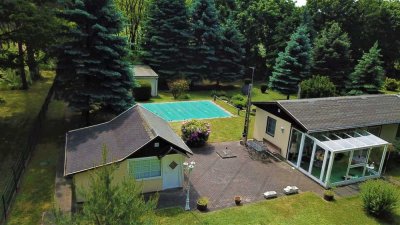 Idyllischer Ferienbungalow mit Wintergarten und Pool