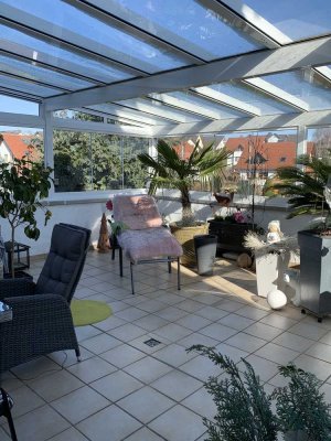 Traumhaftes Anwesen mit Pool und Wintergarten, nach oben offenem Wohnzimmer mit Kamin und Doppelgar.