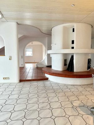 Viel Platz unter’m Dach: 3-Zi.-Wohnung mit Kamin & Balkon in ruhigem 3-Parteienhaus