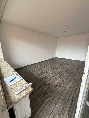 Frisch renovierte 2-Zimmer-Wohnung mit Balkon, Stellplatz, Fahrstuhl  – ruhig und zentral