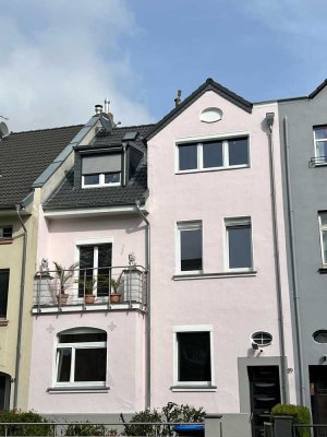 Schöne kernsanierte Altbauwohnung mit Balkon im Düsseldorfer Süden Richardstraße