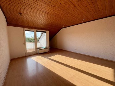 Für Eigennutzer & Kapitalanleger: Helle 3-ZKB-Dachgeschosswohnung mit Stellplatz