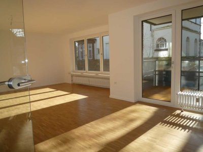 Luxuriöse zwei Zimmer Balkon-Wohnung sucht Mieter mit Stil und  Geschmack im Hindenburg-Viertel