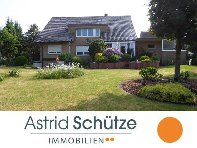 Halle-Künsebeck - Attraktives Zweifamilienhaus und Baugrundstück in guter Lage