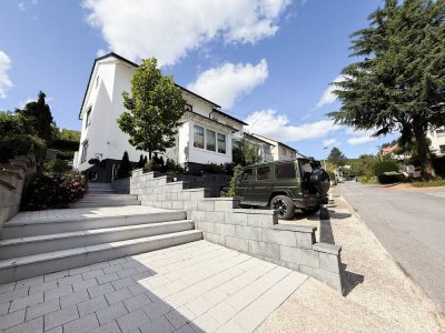 Von der Weitsicht ins Blütenmeer zur Geborgenheit vorm Kaminfeuer! Einfamilienhaus in Top-Lage!