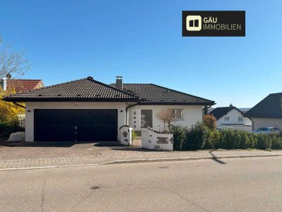 Exklusiver Wohntraum: Bungalow mit Natursteinterasse, Doppelgarage & Gartenidylle pur
