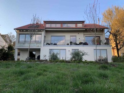 73732 Esslingen: Penthouse mit fantastischer Aussicht. 3,5 Zimmer in 3-FH, beste naturnahe Lage