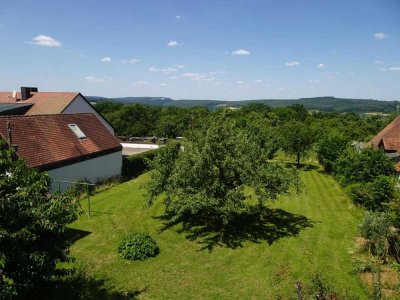 Brombachsee-Nähe:
1- bis 2-Familienhaus
in Großweingarten mit großem Garten & herrlicher Fernsicht
