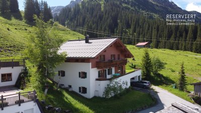 Lech am Arlberg: Grundstück mit großem Zweifamilienhaus zu kaufen