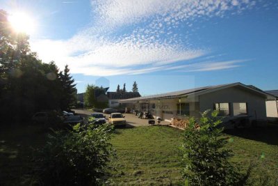 Wohnen, Arbeiten und Vermieten – vielseitiges Ensemble mit Wohnhaus, Werkhalle und Photovoltaik in H