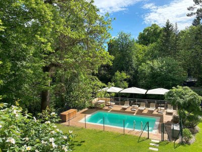 Traumhaftes Wohnen: Stilvolle Villa mit Einliegerwohnung, Pool und Gartenparadies in Unter St. Veit