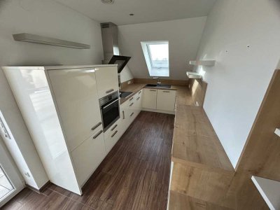 Moderne Dachgeschosswohnung mit Balkon und Aufzug