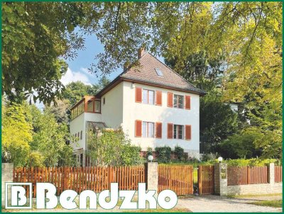 Stilvolles Einfamilienhaus auf parkähnlichem Grundstück in sehr gefragter grüner Lage
